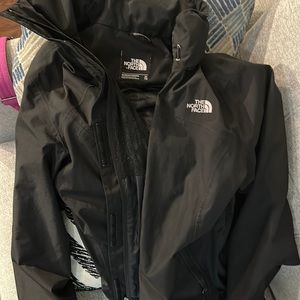 Women’s XL the north face zip up jacket with removable hood in pouch on neck.